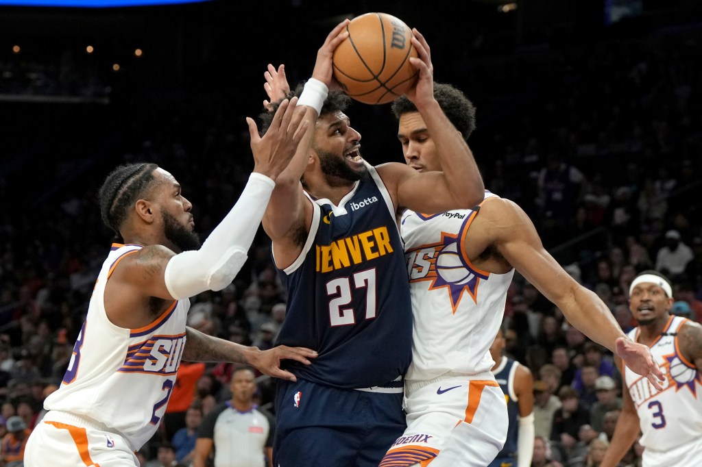 Pelanggaran Nuggets menjadi ceroboh saat kekalahan di Hari Natal dari Phoenix Suns