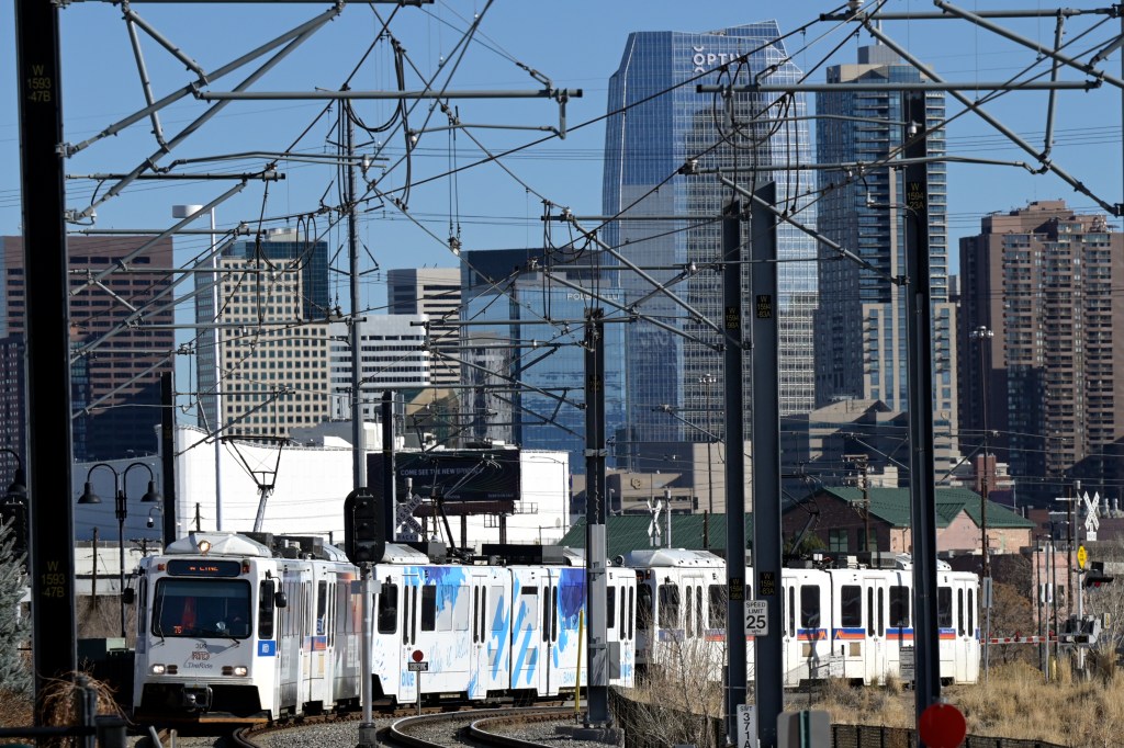 Garis RTD E dan R di Denver kembali sesuai jadwal setelah Lightning Strike Alerts menyebabkan penundaan