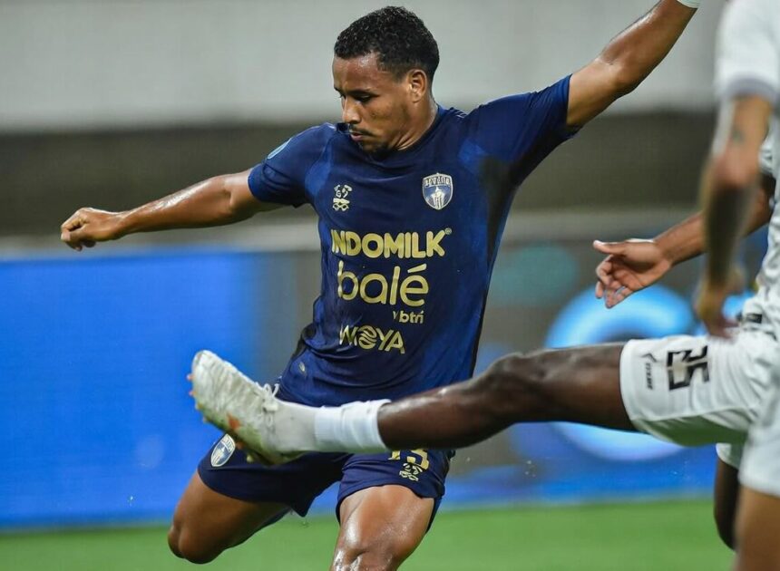 VAR, gol dianulir, dan gol aneh menandai kemenangan Arema di markas Persita