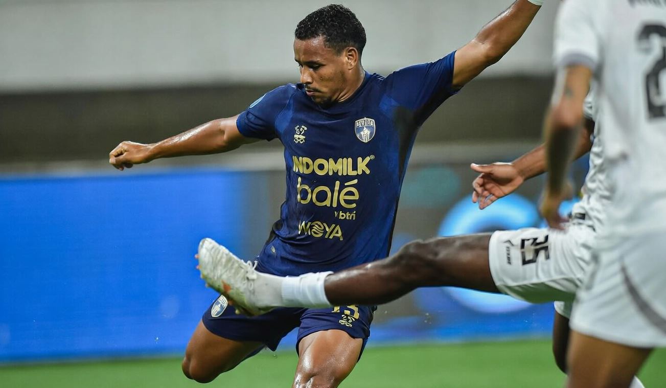 VAR, gol dianulir, dan gol aneh menandai kemenangan Arema di markas Persita